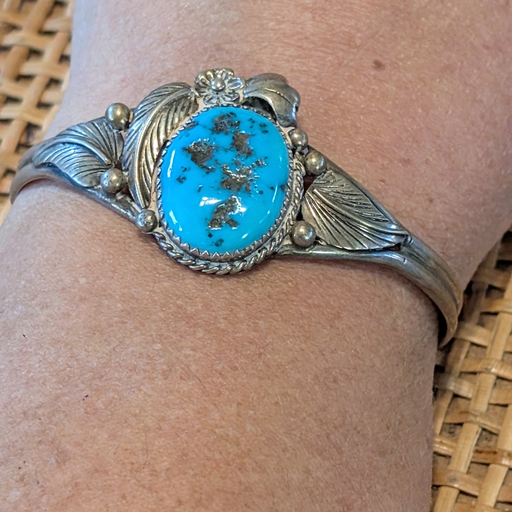 Sterling Silver Turquoise Nugget Cabachon Sawtooth Bezel Leaf Wrapped Navajo